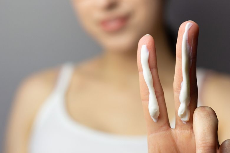 Meski Musim Hujan, Ini 5 Alasan Kamu Harus Tetap Memakai Sunscreen -  Parapuan